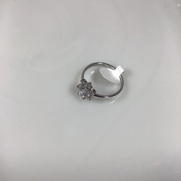 Beautiful Cubic Zirconia Silver Fashion Ring - Size 9 - Picture 6 of 7